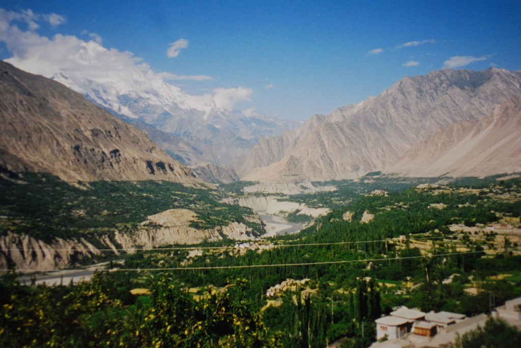 1600px-Hunza_valley,Mt.rakaposhi,karimabad,northern_areas,pakistan